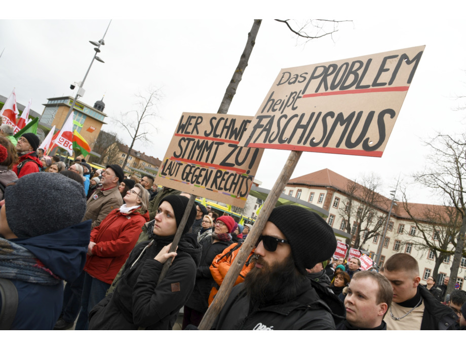 Solidarität statt Spaltung - Trauer um die Opfer der rassistschen Morde am 19. Janaur 2020 in Hanau Solidarität statt Spaltung - Trauer um die Opfer der rassistschen Morde am 19. Janaur 2020 in Hanau