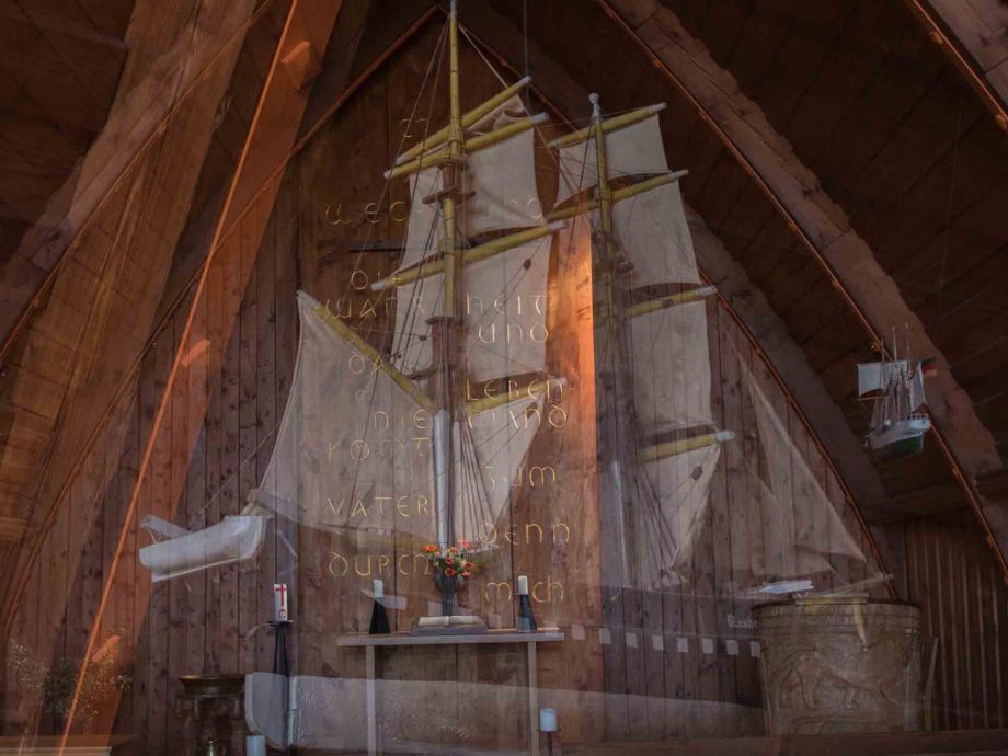 Segelschiff in der Kirche