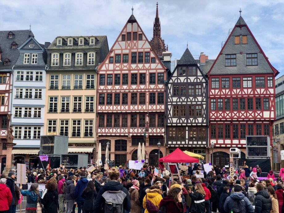 Feministische Streikversammlung auf dem Frankfurter Römerberg