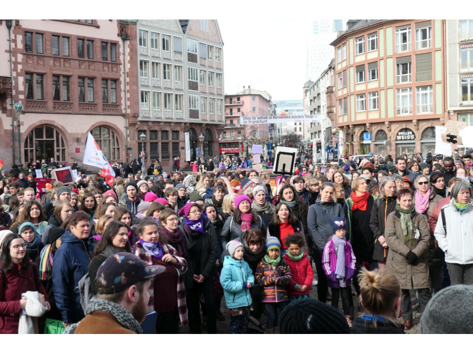 Zahlreich und fröhlich auf dem Römerberg