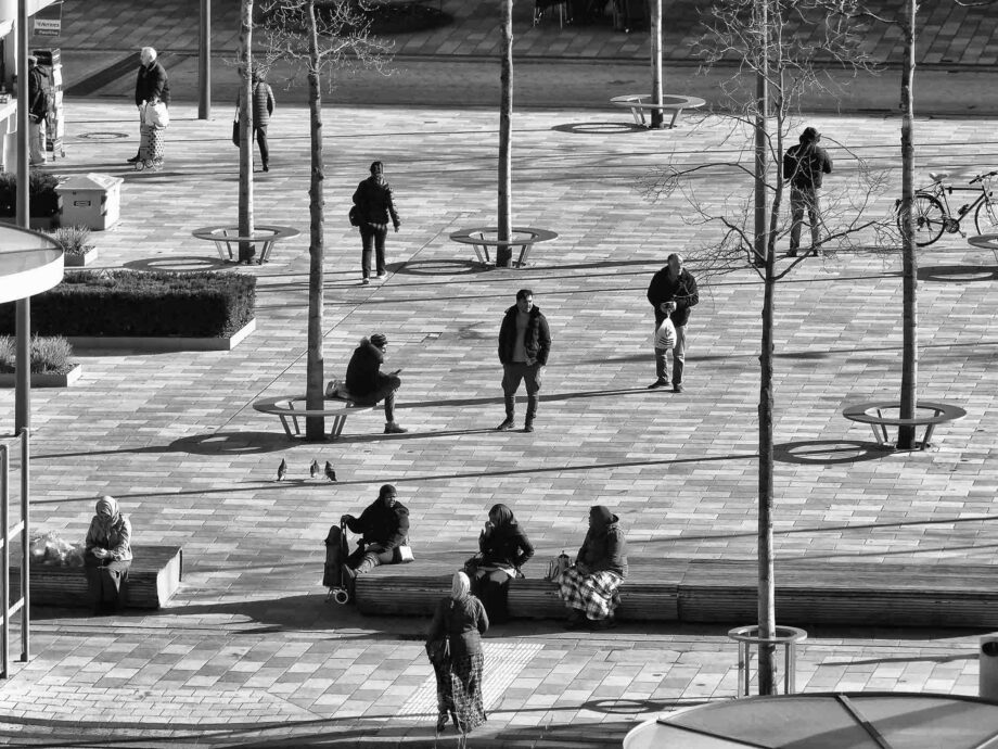 Freiheitsplatz Hanau: Warten auf den Bus in Zeiten von Corona