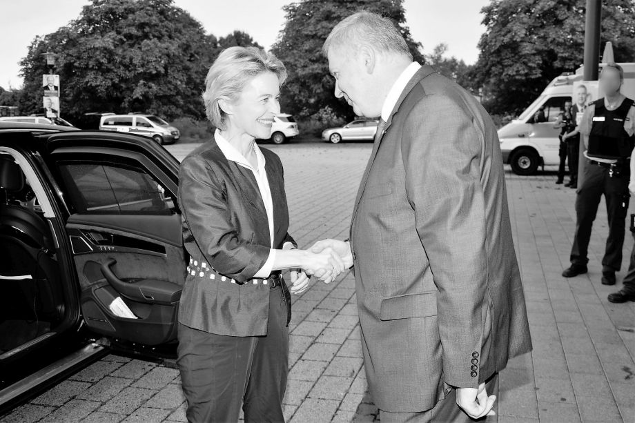 Der Dienernde - Ursula von der Leyen, Oswin Veidt, Bundestagswahlkampf 2017 Der Dienernde - Ursula von der Leyen, Oswin Veidt, Bundestagswahlkampf 2017