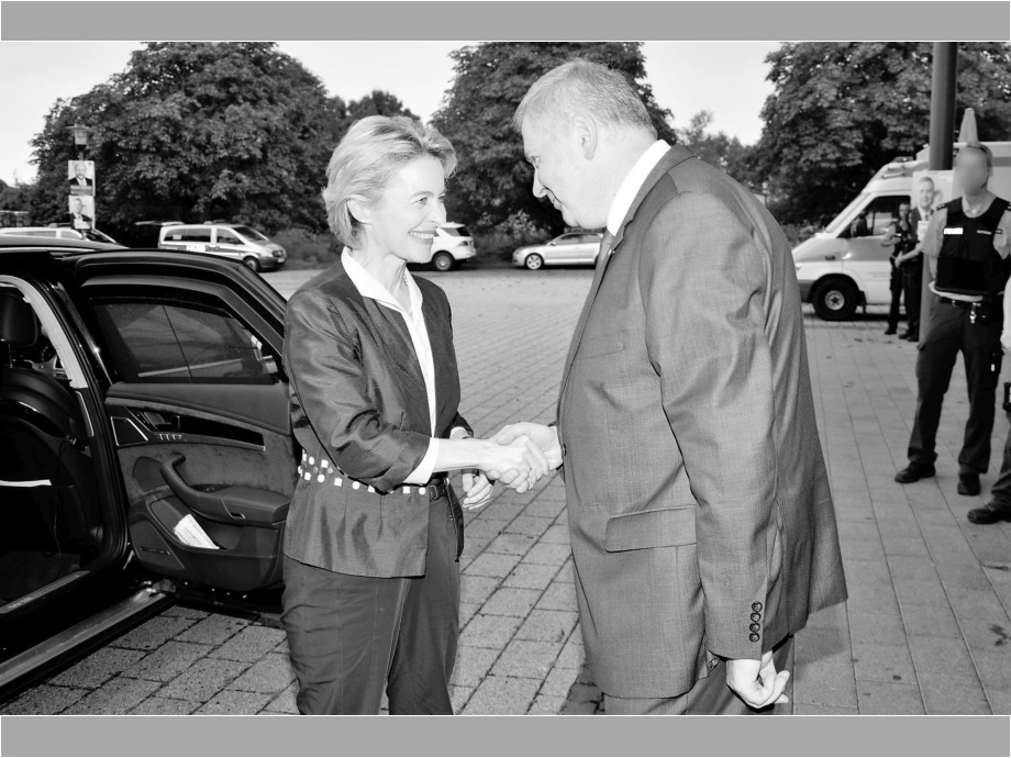 Der Dienernde - Ursula von der Leyen, Oswin Veidt, Bundestagswahlkampf 2017 Der Dienernde - Ursula von der Leyen, Oswin Veidt, Bundestagswahlkampf 2017