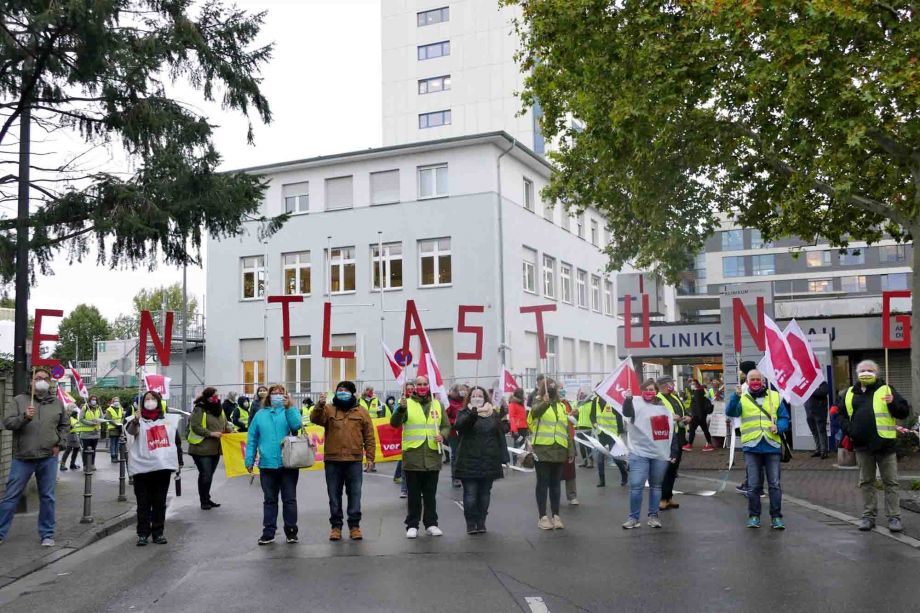 Wir reißen die Ost-West-Arbeitszeitmauer nieder – Warnstreikaktion am 16.10. in Hanau