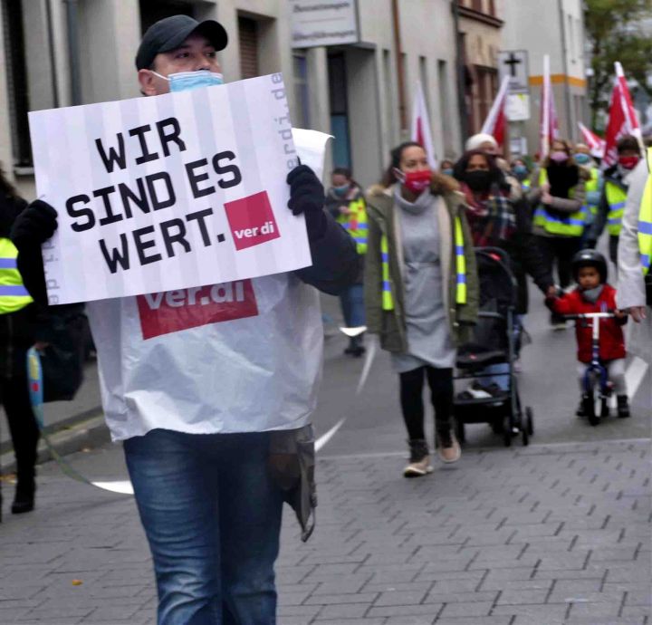 Wir reißen die Ost-West-Arbeitszeitmauer nieder – Warnstreikaktion am 16.10. in Hanau