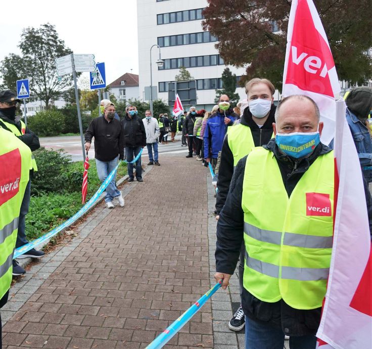 Wir reißen die Ost-West-Arbeitszeitmauer nieder - Streikaktion am 16.10. in Hanau Wir reißen die Ost-West-Arbeitszeitmauer nieder - Streikaktion am 16.10. in Hanau