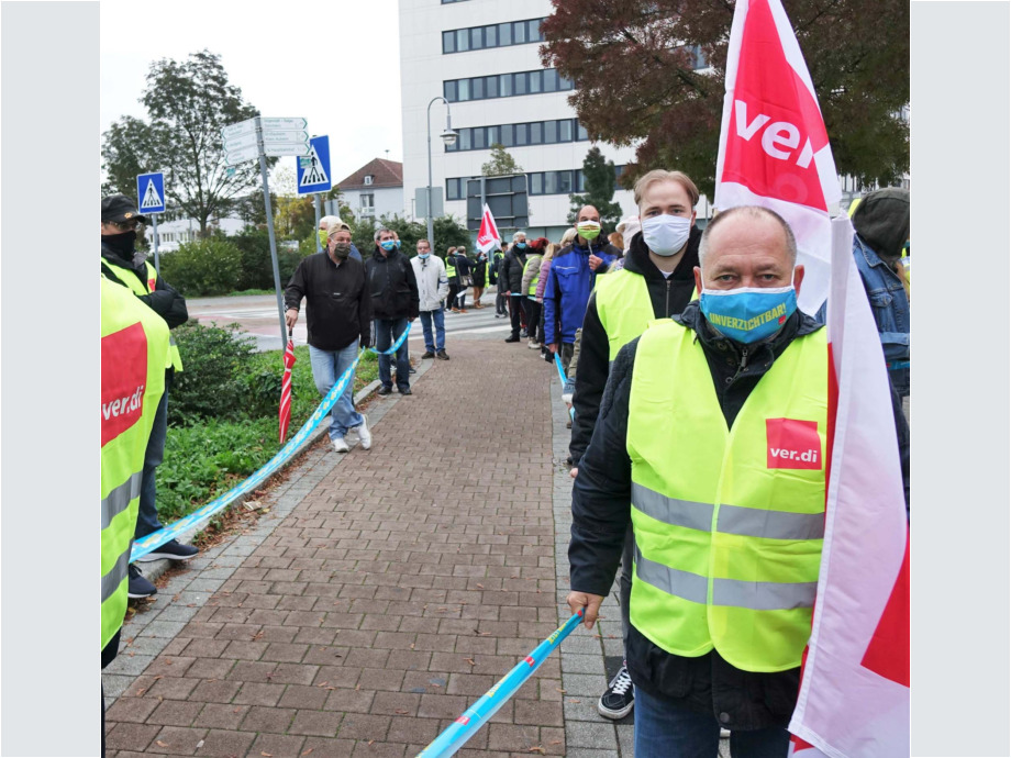 Wir reißen die Ost-West-Arbeitszeitmauer nieder - Streikaktion am 16.10. in Hanau Wir reißen die Ost-West-Arbeitszeitmauer nieder - Streikaktion am 16.10. in Hanau