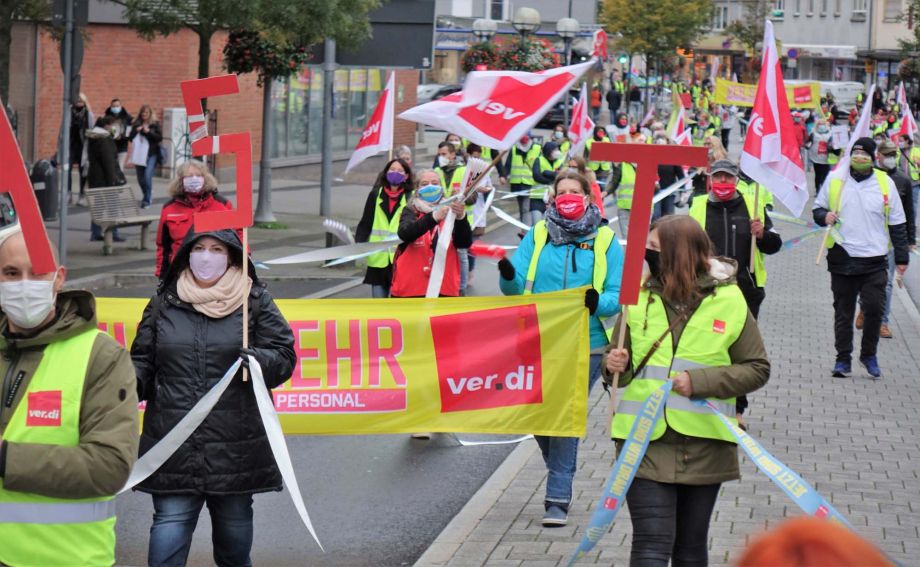 Wir reißen die Ost-West-Arbeitszeitmauer nieder - Streikaktion am 16.10. in Hanau Wir reißen die Ost-West-Arbeitszeitmauer nieder - Streikaktion am 16.10. in Hanau