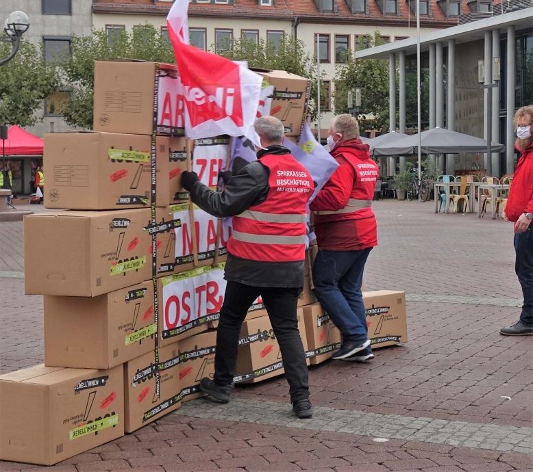 Wir reißen die Ost-West-Arbeitszeitmauer nieder - Streikaktion am 16.10. in Hanau Wir reißen die Ost-West-Arbeitszeitmauer nieder - Streikaktion am 16.10. in Hanau