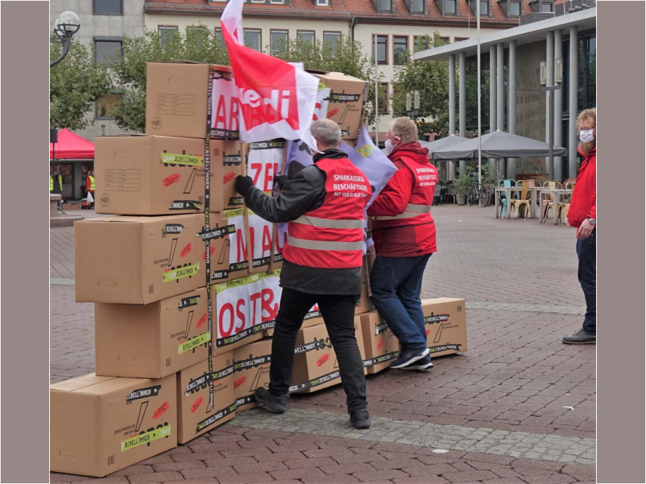 Wir reißen die Ost-West-Arbeitszeitmauer nieder - Streikaktion am 16.10. in Hanau Wir reißen die Ost-West-Arbeitszeitmauer nieder - Streikaktion am 16.10. in Hanau