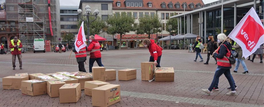 Wir reißen die Ost-West-Arbeitszeitmauer nieder - Streikaktion am 16.10. in Hanau Wir reißen die Ost-West-Arbeitszeitmauer nieder - Streikaktion am 16.10. in Hanau