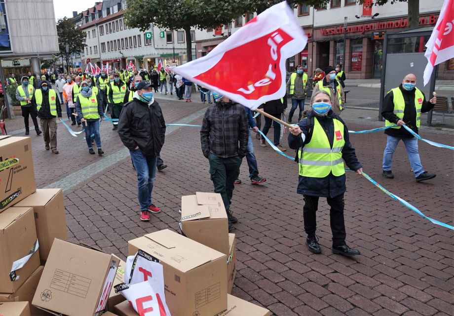 Wir reißen die Ost-West-Arbeitszeitmauer nieder - Streikaktion am 16.10. in Hanau Wir reißen die Ost-West-Arbeitszeitmauer nieder - Streikaktion am 16.10. in Hanau