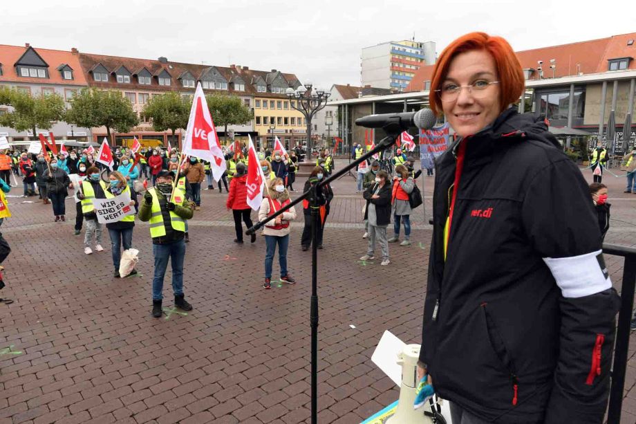Wir reißen die Ost-West-Arbeitszeitmauer nieder – Warnstreikaktion am 16.10. in Hanau Wir reißen die Ost-West-Arbeitszeitmauer nieder – Warnstreikaktion am 16.10. in Hanau