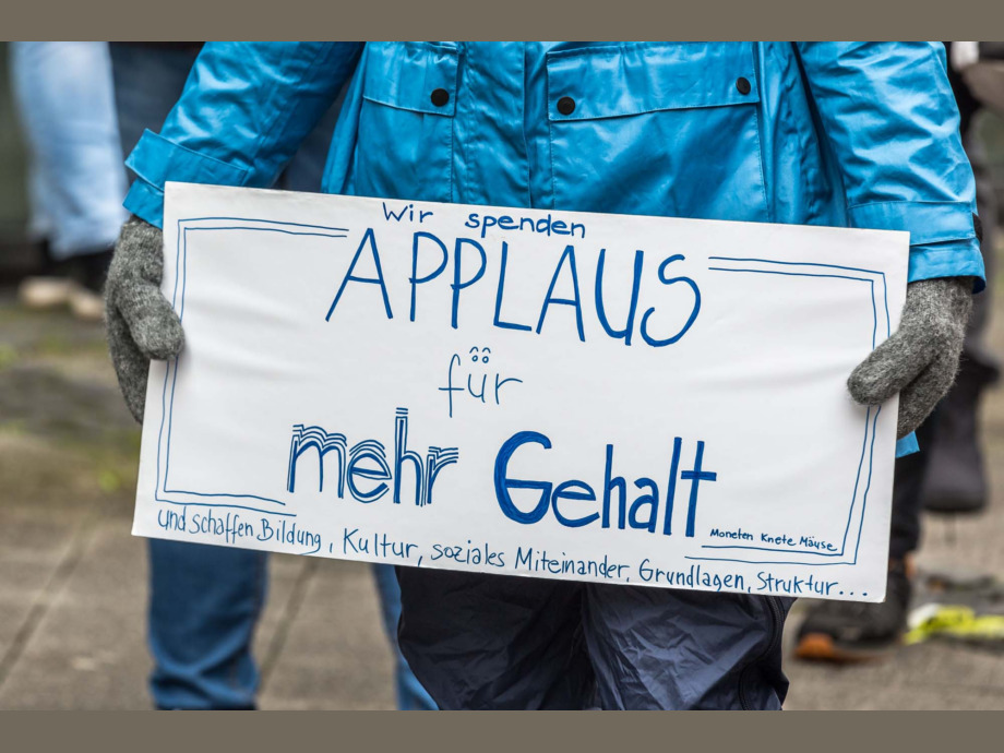 ver.di macht Druck - "Wir spenden Applaus für mehr Gehalt" ver.di macht Druck - "Wir spenden Applaus für mehr Gehalt"