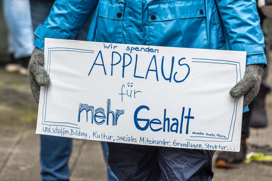 ver.di macht Druck - "Wir spenden Applaus für mehr Gehalt" ver.di macht Druck - "Wir spenden Applaus für mehr Gehalt"