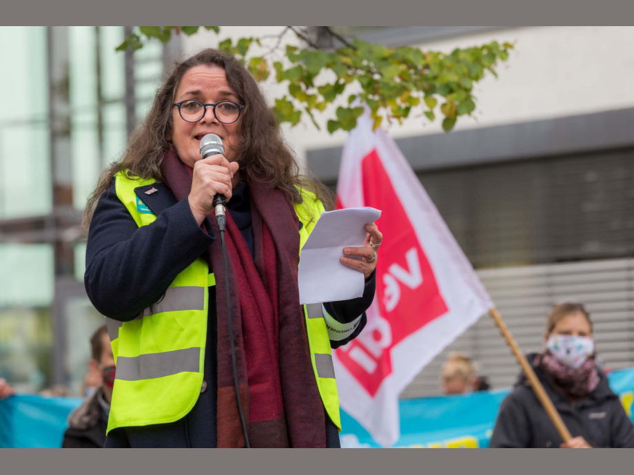 ver.di macht Druck - Runa Pal, ver.di-Vertrauensleutesprecherin der Kreisverwaltung Offenbach ver.di macht Druck - Warnstreik zur Tarifrunde im Öffentlichen Dienst in Offenbach
