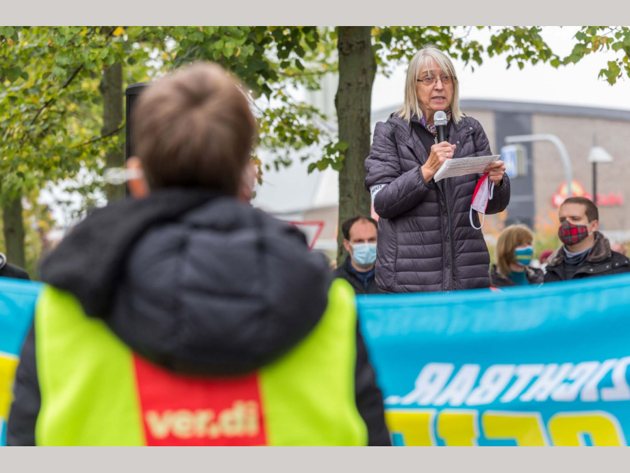ver.di macht Druck - Brigitte Bach-Grass, Vorsitzende des ver.di-Kreisvorstandes Offenbach ver.di macht Druck - Warnstreik zur Tarifrunde im Öffentlichen Dienst in Offenbach
