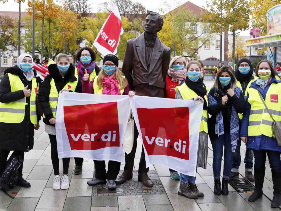 Wir reißen die Ost-West-Arbeitszeitmauer nieder - Streikaktion am 16.10. in Hanau Wir reißen die Ost-West-Arbeitszeitmauer nieder - Streikaktion am 16.10. in Hanau