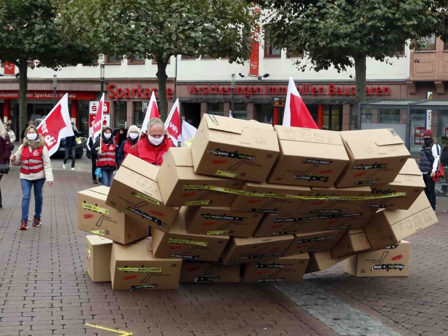 Wir reißen die Ost-West-Arbeitszeitmauer nieder - Streikaktion am 16.10. in Hanau Wir reißen die Ost-West-Arbeitszeitmauer nieder - Streikaktion am 16.10. in Hanau