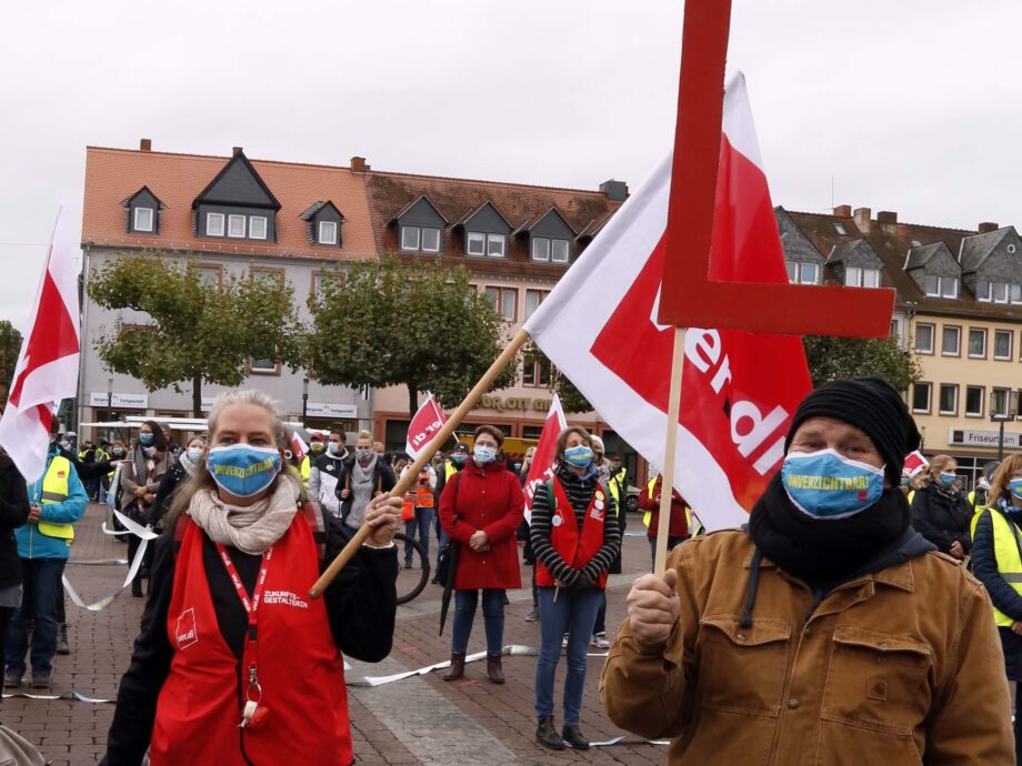 Wir reißen die Ost-West-Arbeitszeitmauer nieder - Streikaktion am 16.10. in Hanau Wir reißen die Ost-West-Arbeitszeitmauer nieder - Streikaktion am 16.10. in Hanau