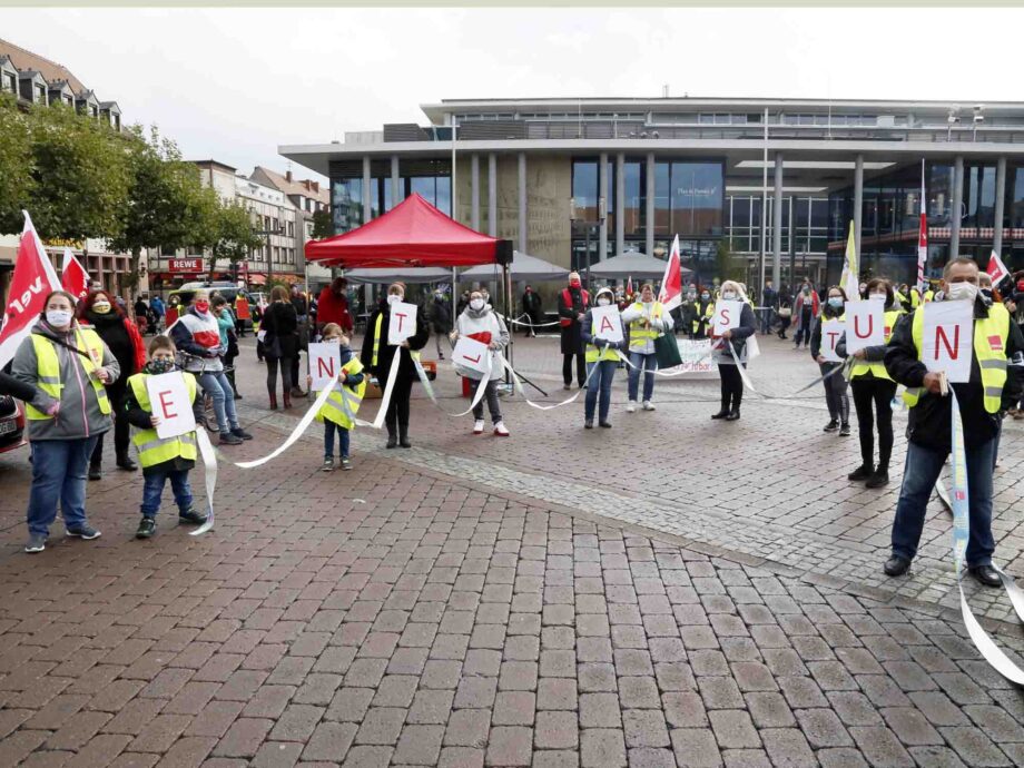 Wir reißen die Ost-West-Arbeitszeitmauer nieder - Streikaktion am 16.10. in Hanau Wir reißen die Ost-West-Arbeitszeitmauer nieder - Streikaktion am 16.10. in Hanau