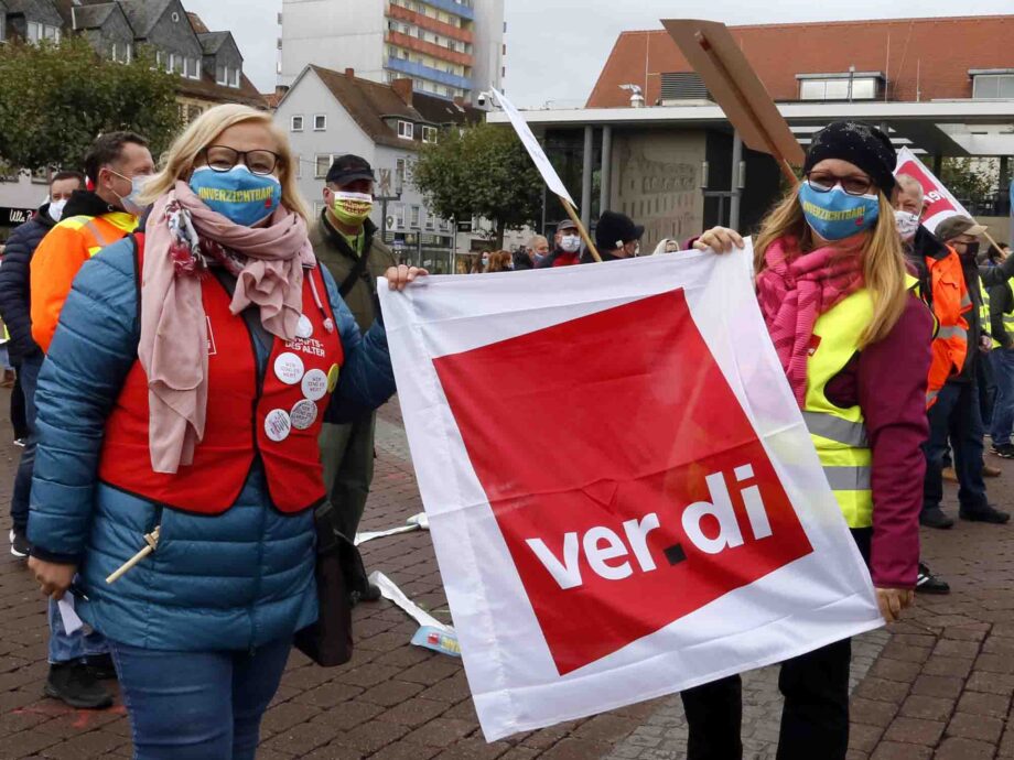 Wir reißen die Ost-West-Arbeitszeitmauer nieder - Streikaktion am 16.10. in Hanau Wir reißen die Ost-West-Arbeitszeitmauer nieder - Streikaktion am 16.10. in Hanau