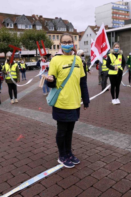 Wir reißen die Ost-West-Arbeitszeitmauer nieder - Streikaktion am 16.10. in Hanau Wir reißen die Ost-West-Arbeitszeitmauer nieder - Streikaktion am 16.10. in Hanau
