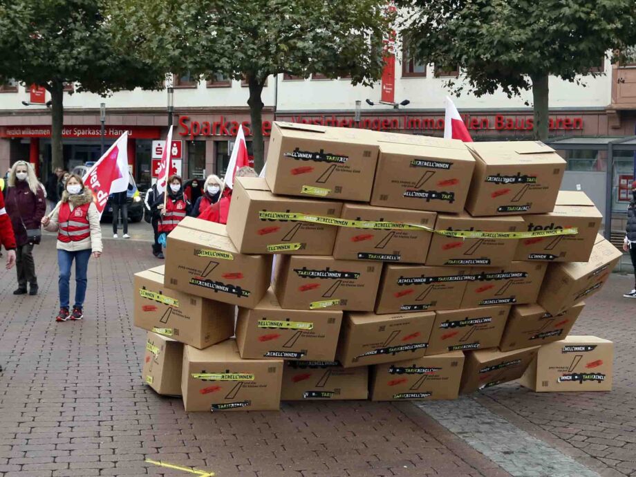 Wir reißen die Ost-West-Arbeitszeitmauer nieder - Streikaktion am 16.10. in Hanau Wir reißen die Ost-West-Arbeitszeitmauer nieder - Streikaktion am 16.10. in Hanau