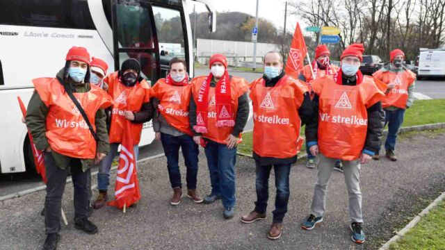 Streikende aus dem Werk Hanau-Großauheim von ABB-Hitachi zum Aktionsbesuch vor der Konzernzentrale in Zürich Streikende aus dem Werk Hanau-Großauheim von ABB-Hitachi zum Aktionsbesuch vor der Konzernzentrale in Zürich