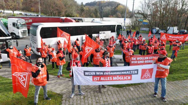 Streikende aus dem Werk Hanau-Großauheim von ABB-Hitachi zum Aktionsbesuch vor der Konzernzentrale in Zürich Streikende aus dem Werk Hanau-Großauheim von ABB-Hitachi zum Aktionsbesuch vor der Konzernzentrale in Zürich