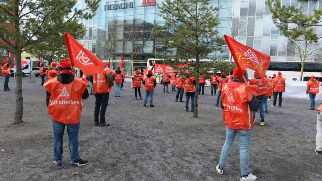 Streikende aus dem Werk Hanau-Großauheim von ABB-Hitachi zum Aktionsbesuch vor der Konzernzentrale in Zürich Streikende aus dem Werk Hanau-Großauheim von ABB-Hitachi zum Aktionsbesuch vor der Konzernzentrale in Zürich