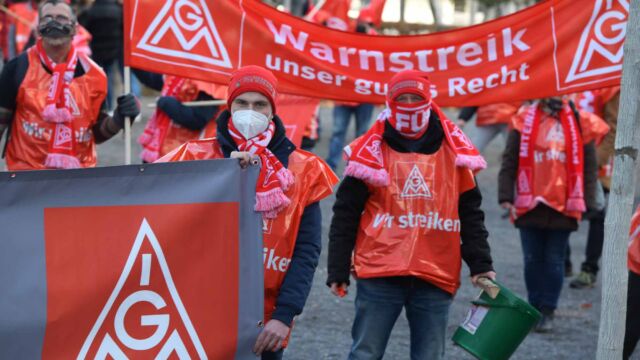 Streikende aus dem Werk Hanau-Großauheim von ABB-Hitachi zum Aktionsbesuch vor der Konzernzentrale in Zürich Streikende aus dem Werk Hanau-Großauheim von ABB-Hitachi zum Aktionsbesuch vor der Konzernzentrale in Zürich