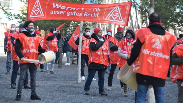 Streikende aus dem Werk Hanau-Großauheim von ABB-Hitachi zum Aktionsbesuch vor der Konzernzentrale in Zürich Streikende aus dem Werk Hanau-Großauheim von ABB-Hitachi zum Aktionsbesuch vor der Konzernzentrale in Zürich