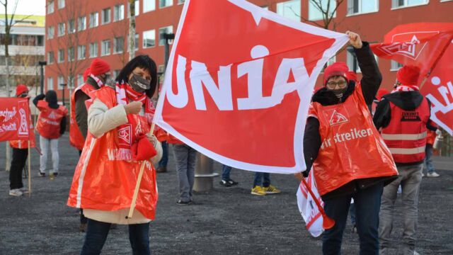 Streikende aus dem Werk Hanau-Großauheim von ABB-Hitachi zum Aktionsbesuch vor der Konzernzentrale in Zürich Streikende aus dem Werk Hanau-Großauheim von ABB-Hitachi zum Aktionsbesuch vor der Konzernzentrale in Zürich