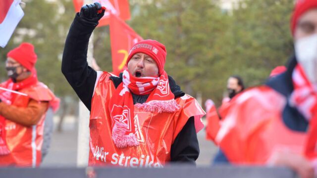 Streikende aus dem Werk Hanau-Großauheim von ABB-Hitachi zum Aktionsbesuch vor der Konzernzentrale in Zürich Streikende aus dem Werk Hanau-Großauheim von ABB-Hitachi zum Aktionsbesuch vor der Konzernzentrale in Zürich