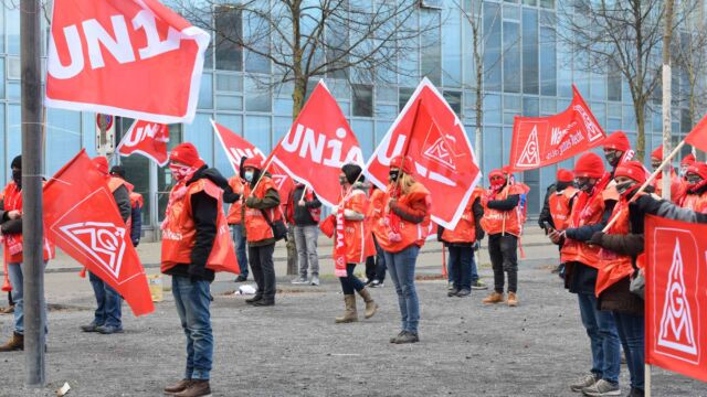 Streikende aus dem Werk Hanau-Großauheim von ABB-Hitachi zum Aktionsbesuch vor der Konzernzentrale in Zürich Streikende aus dem Werk Hanau-Großauheim von ABB-Hitachi zum Aktionsbesuch vor der Konzernzentrale in Zürich