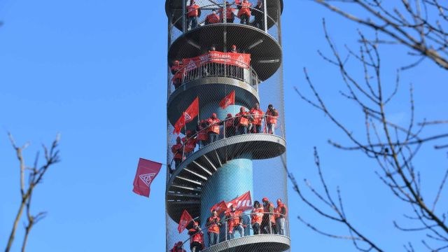 Streikende aus dem Werk Hanau-Großauheim von ABB-Hitachi zum Aktionsbesuch vor der Konzernzentrale in Zürich Streikende aus dem Werk Hanau-Großauheim von ABB-Hitachi zum Aktionsbesuch vor der Konzernzentrale in Zürich