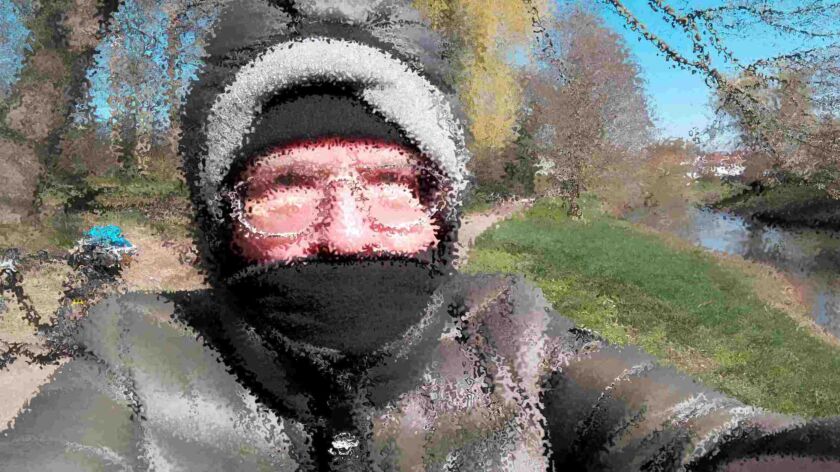Maskenparade auf einem Fahrrad