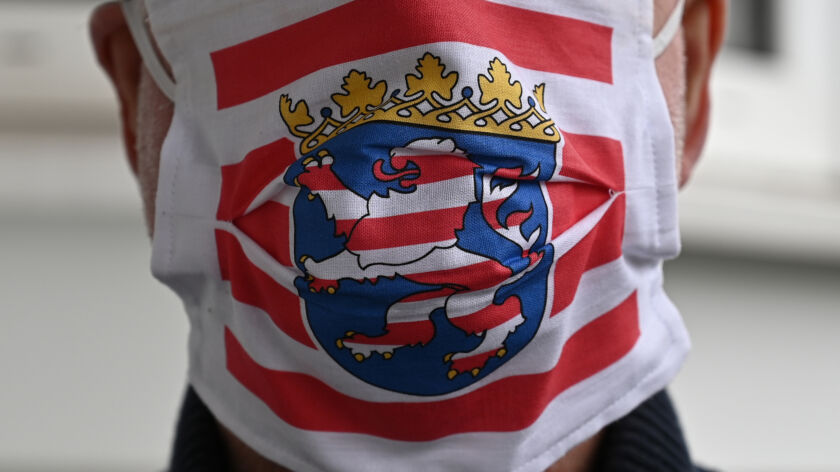 Maske mit Hessen-Logo