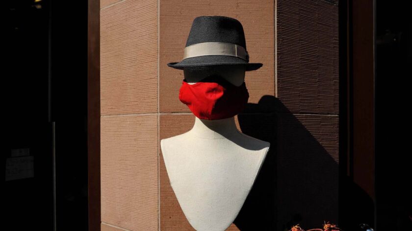Mit Hut und Maske
