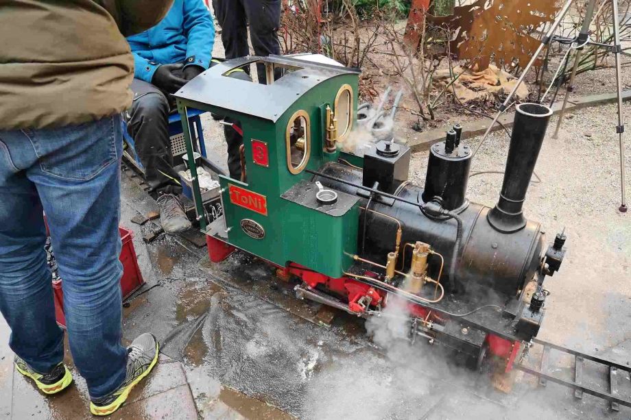 Menschen mit  Dampflok Menschen mit Dampflok