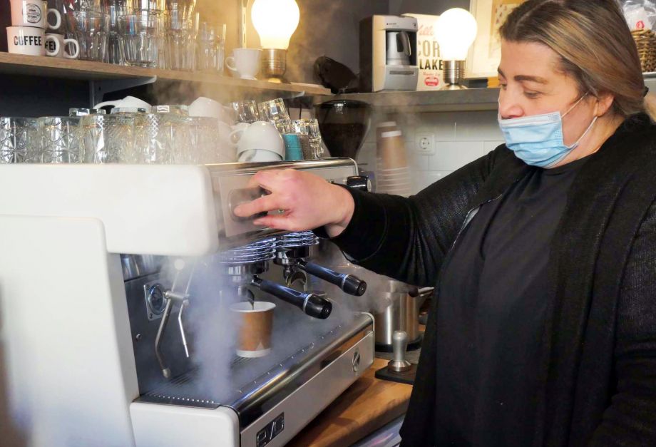 An der Kaffeemaschine An der Kaffeemaschine