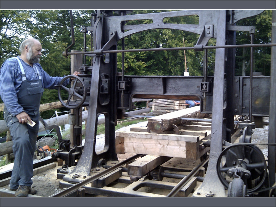 An der Saegemaschine An der Saegemaschine