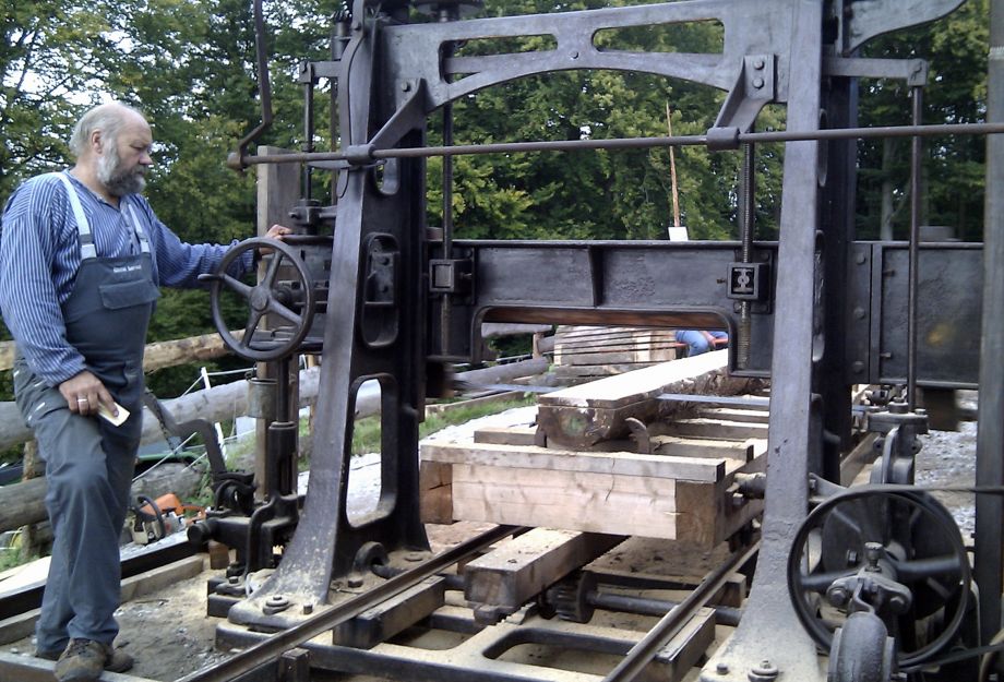 An der Saegemaschine An der Saegemaschine