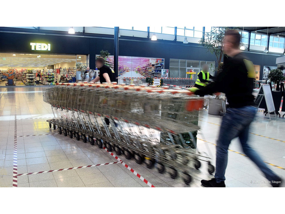Einkaufswagen im Eilschritt Einkaufswagen im Eilschritt