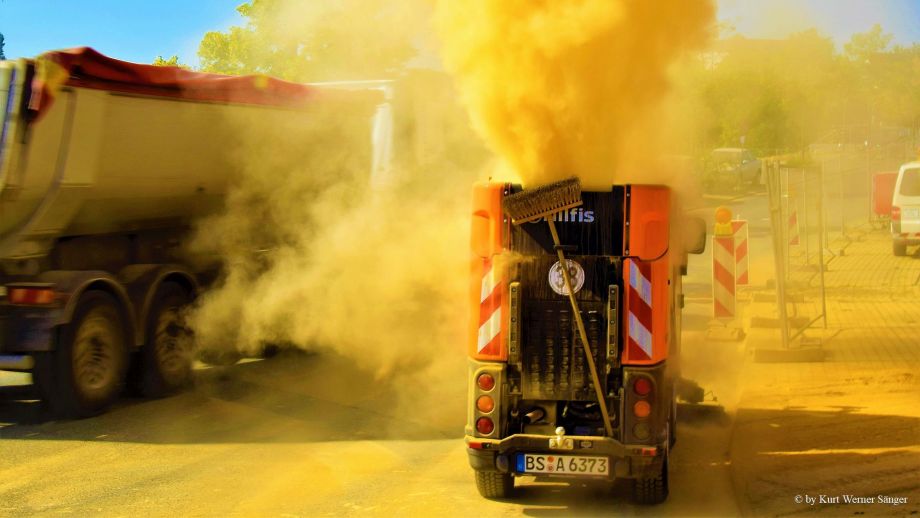 Kehrmaschine auf der Baustelle Kehrmaschine auf der Baustelle