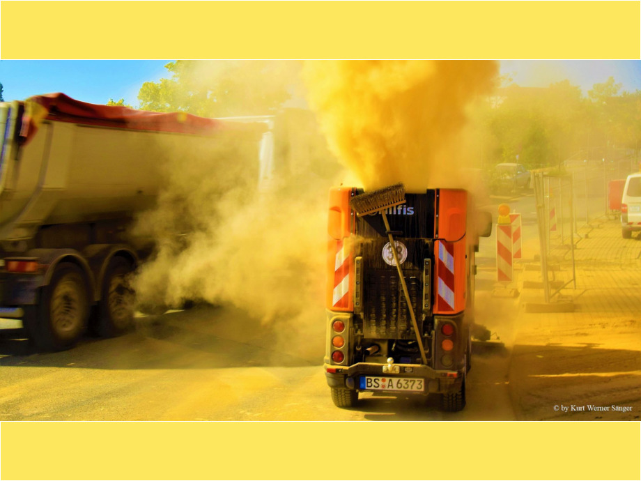 Kehrmaschine auf der Baustelle Kehrmaschine auf der Baustelle