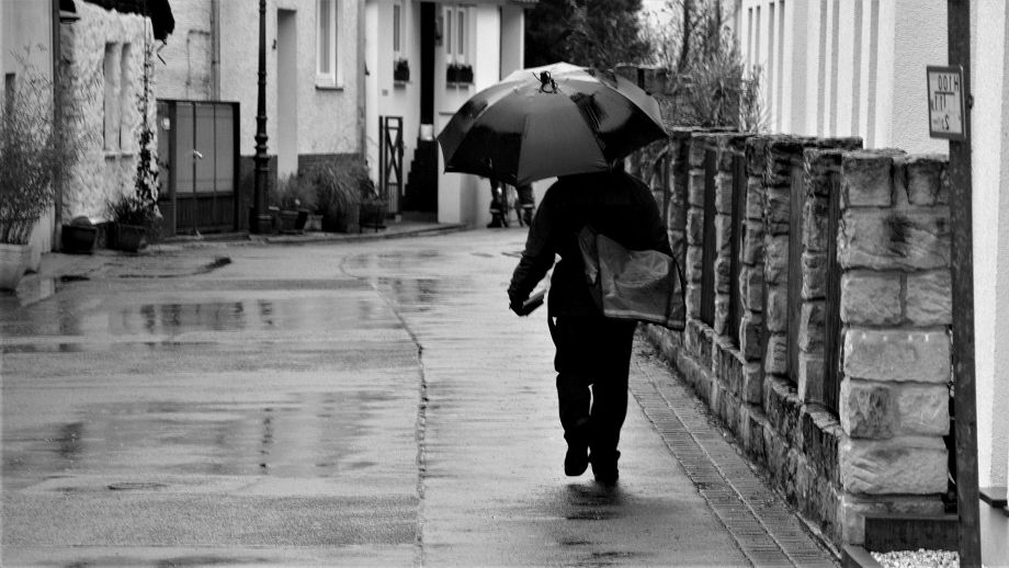 Zeitungsausträger im Regen