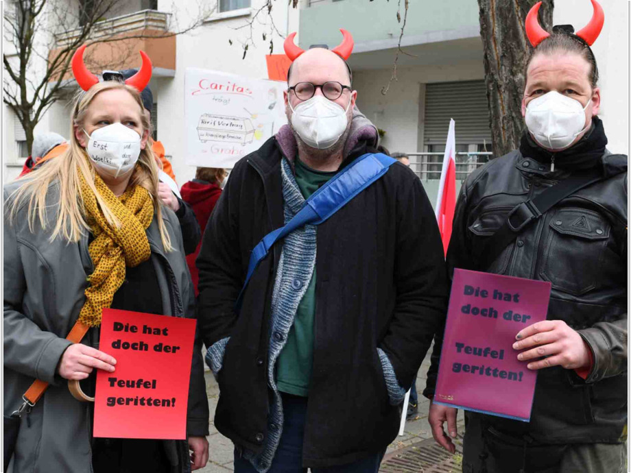 Protestaktion vor der Caritas Frankfurt gegen die Ablehnung der Allgemeinverbindlichkeit des Tarifvertrages für die Beschäftigten in der Altenpflege