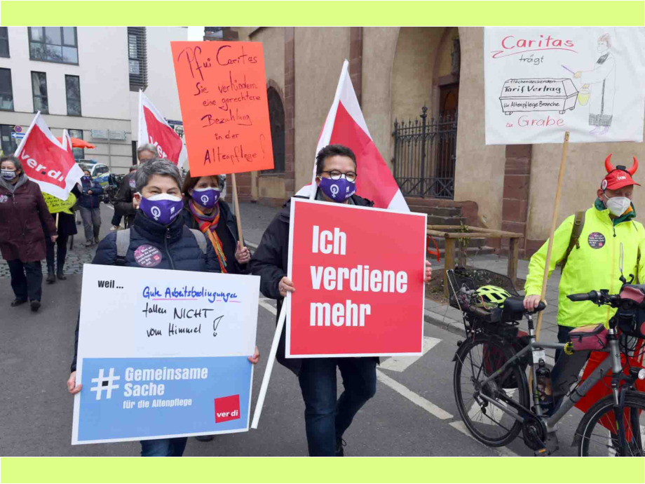 Protestaktion vor der Caritas Frankfurt gegen die Ablehnung der Allgemeinverbindlichkeit des Tarifvertrages für die Beschäftigten in der Altenpflege